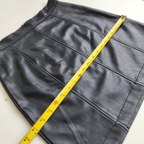 Banana Republic Women's Black Faux Leather Unlined Polyurethane Skirt Stretch 2 - Picture 4 of 10